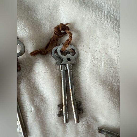 Set of 12 Skeleton Keys with Matching Numbers on Paired  Keys - Picture 2 of 10